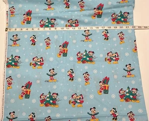 NUEVO Tela de Algodón Mickey y Amigos Día de Navidad en Azul Claro - MEDIA YARDA - Imagen 1 de 2