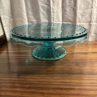 Plato de vidrio en relieve con soporte para pasteles Cassie de mujer pionera 10 3/8 en verde azulado Foto 1 de 3