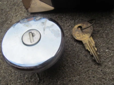 AMC Javelin y AMX 1968-69 tapa de gas de bloqueo Nos Foto 1 de 3