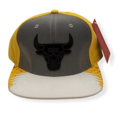 Gorra Mitchell & Ness Chicago Bulls Día 5 Amarillo/Blanco HWC Ajustable Snapback Foto 1 de 4