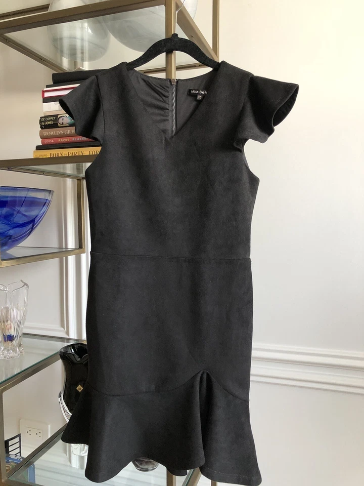 Vestido FIONA con volantes cuello en V de Miss Behave niñas talla 10 negro imitación gamuza Foto 1 de 4