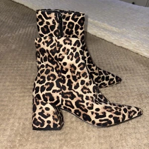 Steve Madden Women's Paris Velvet Leopard Pointed Toe Block Heel Boot Size 8.5M - Picture 1 of 6