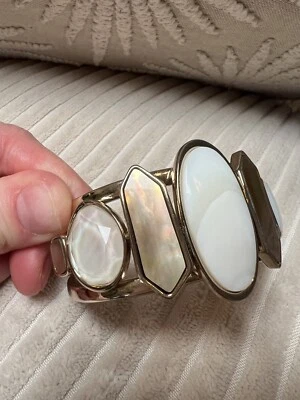 Brazalete de abulón dorado mercado negro de la Casa Blanca Foto 1 de 4