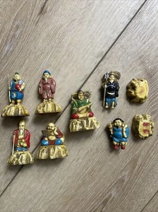 7 SIEBEN GLÜCKSGÖTTER DES GLÜCKS & GLÜCKS MINIFIGUREN AUF SOCKEL FÜR TEILE - Bild 1 von 9
