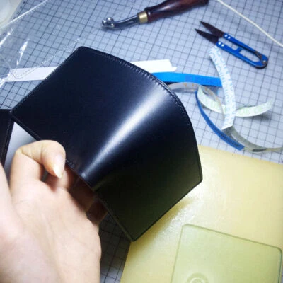 Cartera de cuero curtido vegetal hecha a mano estuche para tarjetas de cuero de vaca genuino personalizado Foto 1 de 4