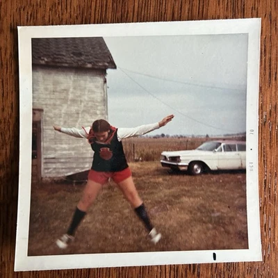 Animadora de escuela secundaria chica animadora granero salto acción divisiones color 1970 identificación de coche antiguo Foto 1 de 3