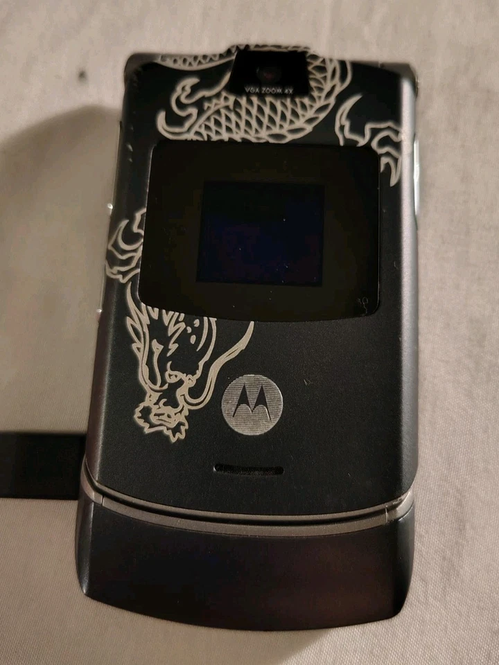 Retro Motorola RAZR V3 Miami Ink Dragon Tatuaje Muy Raro Abatible NO FUNCIONA, GRIS Foto 1 de 4
