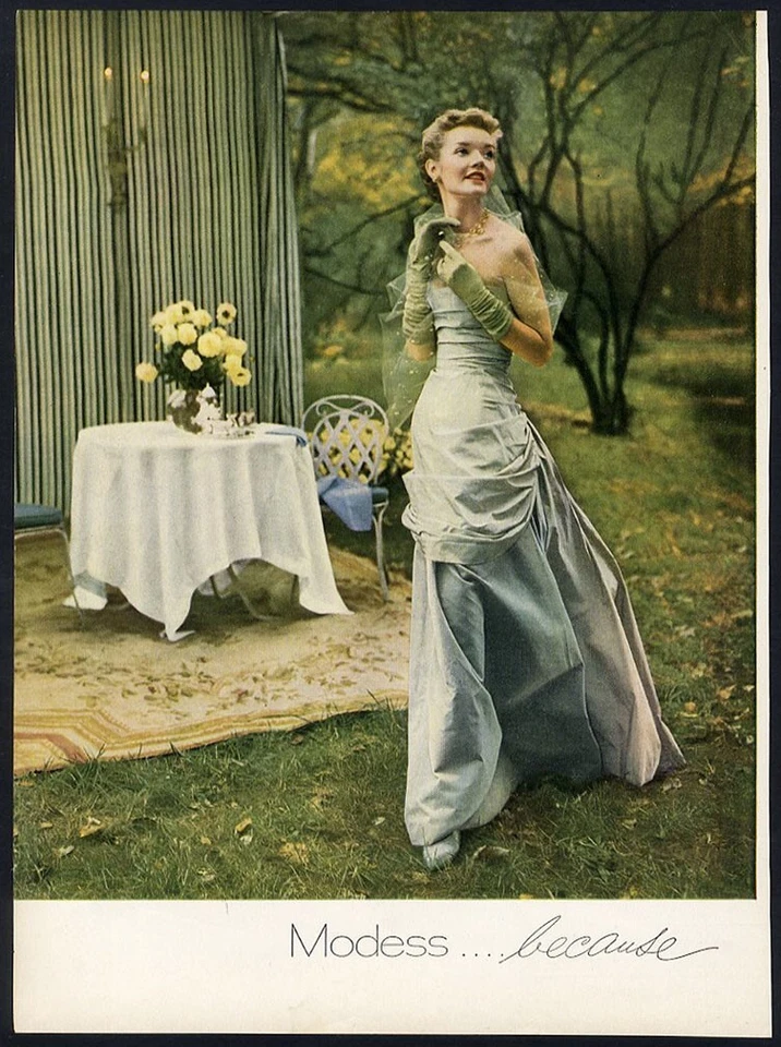 Hermoso vestido de noche verde pálido 1949 moda anuncio cena en jardín Foto 1 de 1