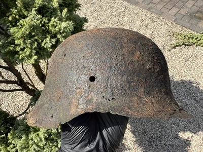 Elmetto tedesco M42 originale seconda guerra mondiale - reliquia campo di battaglia - danni pesanti #203 - Immagine 1 di 4