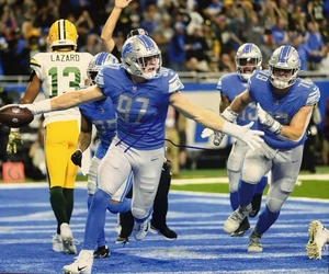 Aidan HUTCHINSON Signed 8x10 Photo! DETROIT LIONS PRO BOWLER! W/COA - Picture 1 of 2