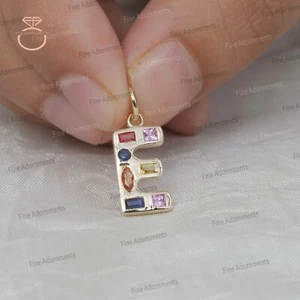 Colgante con letra E de oro amarillo sólido de 14 k con dije inicial de zafiro múltiple natural - Imagen 1 de 10