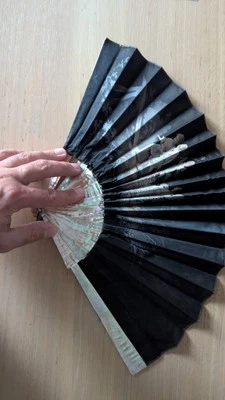 Éventail ancien en soie noire et nacre – décor peint à la main – fin XIXe - Photo 1/3