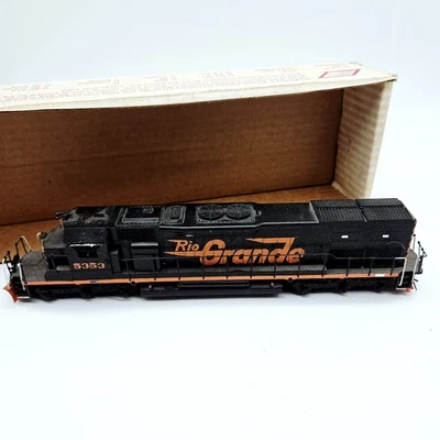 North American Diesel Locomotive SD40-2 ConRail HO Scale Engine  - Image 1 of 4