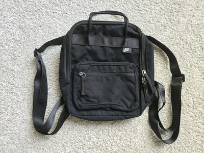 NUEVO Bolso de Mujer Nike Pequeño Mini Mochila Tanjun Deportes Informal Bolso Original Negro Foto 1 de 4
