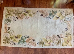 Early American Hook Area Rug with Leaves_19th Century - Picture 1 of 4
