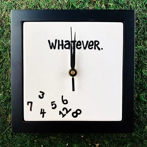 Nuestro nombre es barro lo que sea. Reloj de Pared Cerámica Pintado a Mano Negro Blanco Raro Nuevo en Caja - Imagen 1 de 2