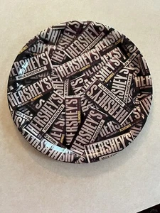 Vintage HERSHEY'S CHOCOLATE dekoratives rundes Blech-TRAY Hongkong 11,25" selten - Bild 1 von 4