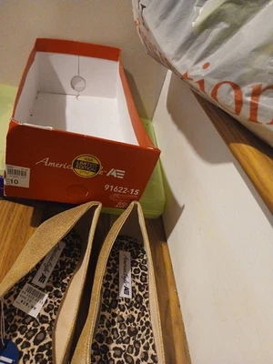 American Eagle Gold Glitter con tacón plano y diseño sin cordones y lazo talla 10 Foto 1 de 3