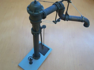 Spur 1:  Gelenkwasserkran aus Metall, patiniert, circa 20 cm hoch - Bild 1 von 2
