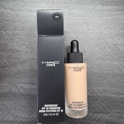 MAC Studio Waterweight Foundation Broad spectrum Foundation SPF30 NW18 - Image 1 of 3