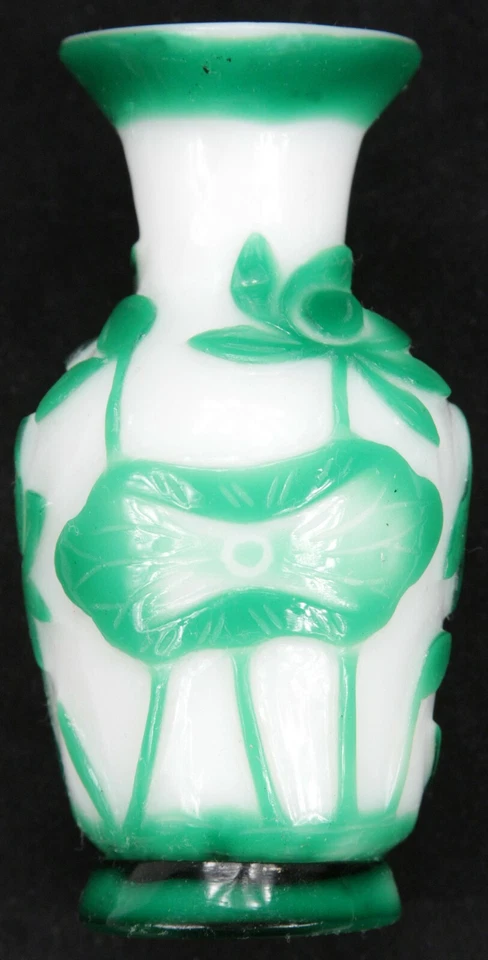 Antigua República China Qing Per. Jarrón de flores blanco verde de vidrio de Pekín Foto 1 de 4