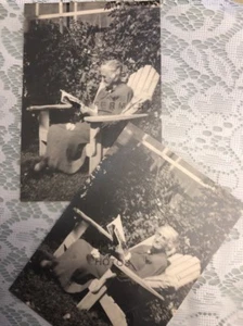 Alte Dame sitzt im Adirondack Stuhl Lesemagazin Konvolut 2 s/w Fotos - Bild 1 von 7