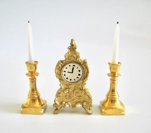 Puppenstube Puppenhaus Miniatur VINTAGE MESSING KERZEN KERZENHALTER UND UHR SET - Bild 1 von 2