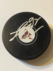Arizona Coyotes LOGAN COOLEY signierter Hockey Puck - Bild 1 von 1