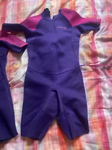 100 KID'S 1.5MM NEOPRENE SHORTY SURFING WETSUIT Purple/pink Age 7-8 - Picture 1 of 1