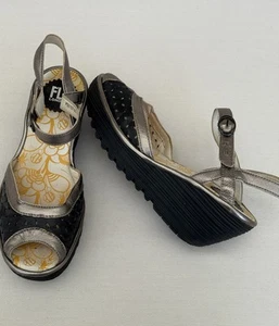 Sandalia de cuña Fly London Yumo Peep Toe correa perforada para el tobillo plateada negra 39 - Imagen 1 de 5