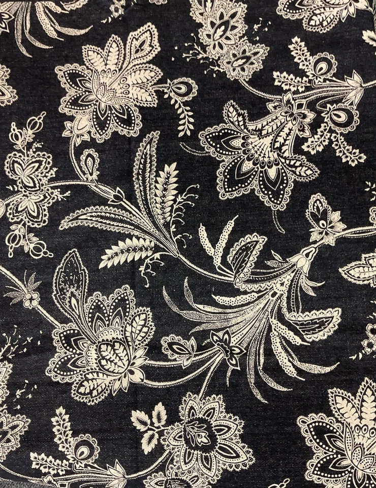 Tela tipo de mezclilla negra con flores blancas apagadas de dos y 1/4 yardas Foto 1 de 1