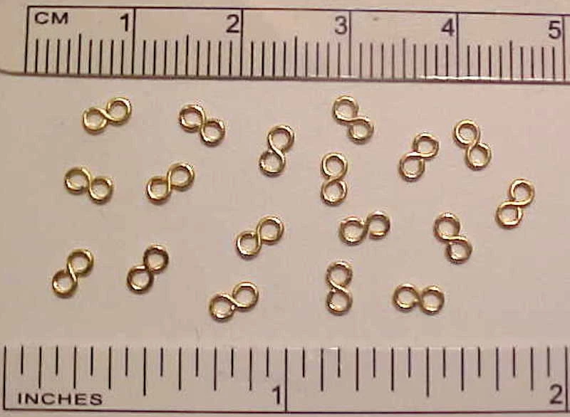 Pequeño alambre doblado FIGURA 8 HALLAZGOS para modelo de tachuela de caballo - JUEGO DE 18 CHAPADOS EN ORO Foto 1 de 1