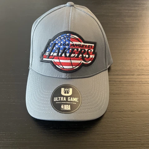 LOS ANGELES LAKERS NBA  AMERICAN FLAG COLOR LOGO ULTRA GAME FLEXFIT OSFM HAT NWT Cover