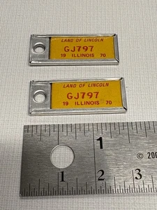 Coppia di etichette DAV Illinois 1970 abbinate per targhe vintage - oggetto raro - Foto 1 di 4