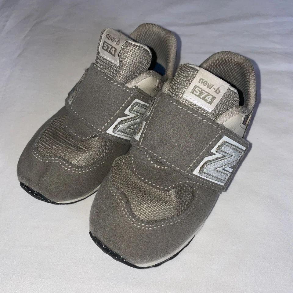 New Balance 574 Zapatos de Bebé Talla 7.5C Niño Pequeño Nuevo B Gancho Lazo NW574GR Foto 1 de 4