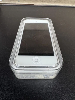 Apple iPod touch 5th Generation 32GB white A1421 MP3 Player Wi-Fi Bluetooth - Image 1 of 4