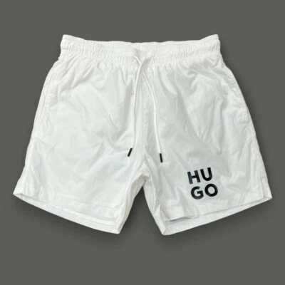 Pantalones cortos de natación HUGO de secado rápido para hombre con estampado de logotipo apilado en blanco Foto 1 de 4