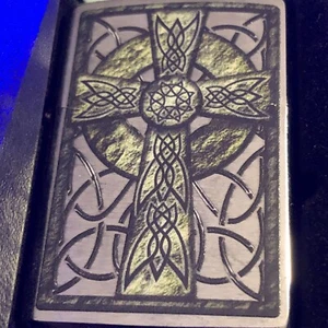 Zippo accendino antivento con disegno croce celtica verde nuovo con scatola - Foto 1 di 12