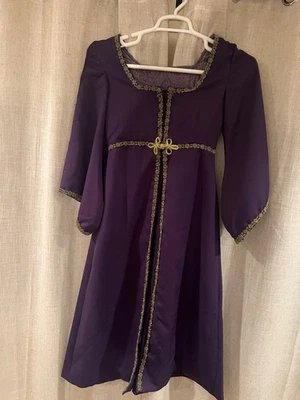 Capa y falda renacentista  Foto 1 de 3