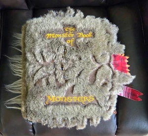 Cuscino Peluche Harry Potter Il Libro dei Mostri La Nobile Collezione 14” - Foto 1 di 13