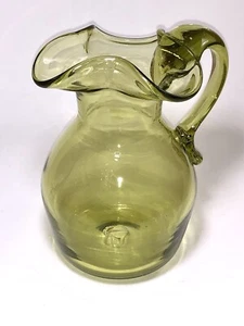 VINTAGE HAND BLOWN 5" GREEN GLASS ART GLASS PITCHER WITH APPLIED HANDLE  - Picture 1 of 4