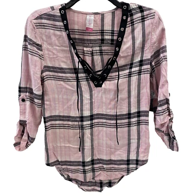 Blusa No Boundaries Juniors Talla XS (1) Rosa Negro A Cuadros Con Cordones Manga con lengüeta enrollable Foto 1 de 4