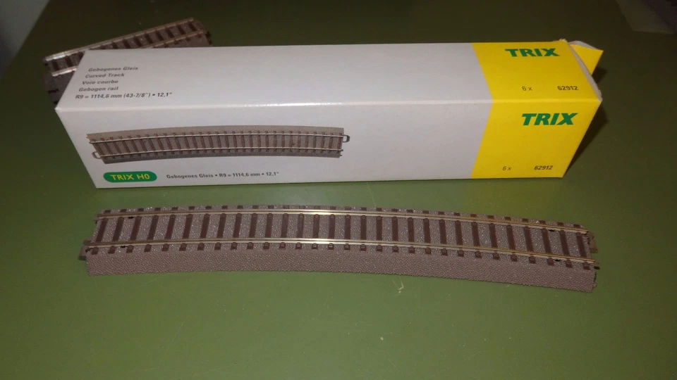 Trix 62912 Track Curved with Roadbed Radius 1114,6 with Roadbed Rail C - Image 1 of 1