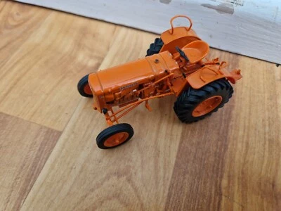 HACHETTE UNIVERSAL HOBBIES 1/43 CLASSIC 1955 VENDEUVRE SUPER DD DIECAST TRACTOR - Image 1 of 3