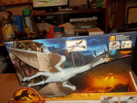 Jurassic World Dominion " Quetzalcoatlus " Massive Action Dinosaur Action Figure Cover