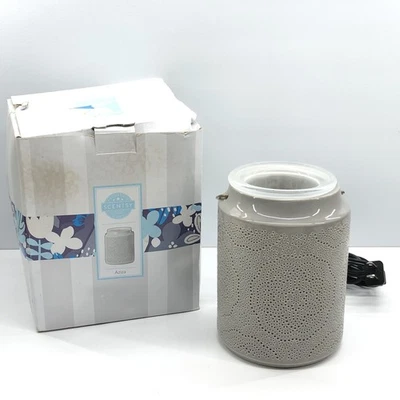 Calentador Scentsy Gris Aziza Recorte Granja Estilo Floral Cerámica Retirado con Caja Foto 1 de 4