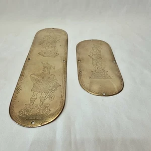 Two unusual antique brass finger plates with engraving of historic figures. - Picture 1 of 12