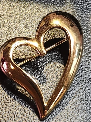 Vintage Goldtone Heart Brooch Marked With A Crown And The Letters H M Foto 1 de 4