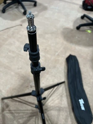 Trípode para cámara portátil ligero Neewer 72’ con estuche Foto 1 de 4