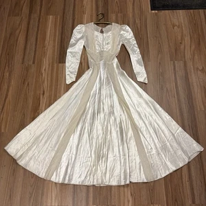 VTG Satin & Lace Wedding Dress Long Sleeve Bias Cut Gown with Covered Buttons - Bild 1 von 22